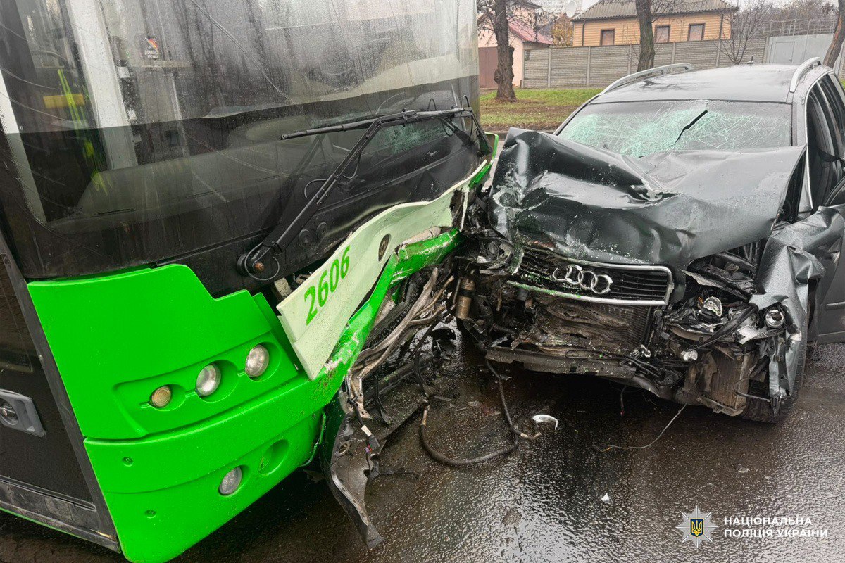 На Новых Домах троллейбус с пассажирами попал в ДТП.